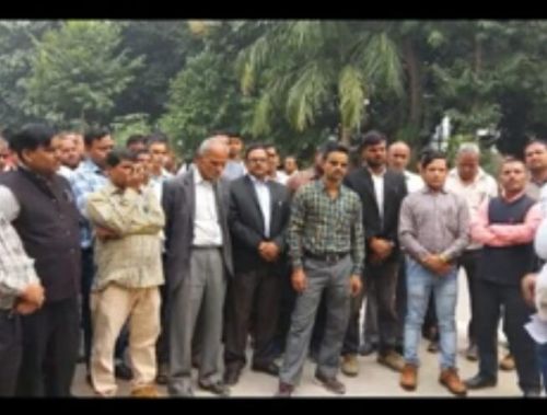 श्रावस्ती : तीस हजारी कांड के विरोध में अधिवक्ताओं ने किया प्रदर्शन,दिल्ली पुलिस के खिलाफ की नारेबाजी।  रिपोर्ट :- पंकज कुमार सिंह।