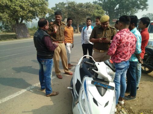 यातायात माह के अंतर्गत  पुलिस अधीक्षक  डॉ गौरव ग्रोवर के निर्देशन में प्रभारी यातायात अनिल कुमार तिवारी हेड कांस्टेबल शशिकांत कौल, कांस्टेबल  विश्वजीत 
