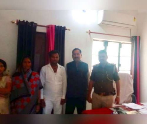 बस्ती : आपसी गिले-शिकवे भूलाकर फिर एक साथ रहने को हुए राजी,पति-पत्नी के विवाद को थाना प्रभारी ने सुलझाया। रिपोर्ट :- पंकज कुमार सिंह।      