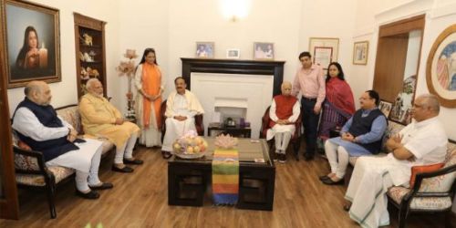 92 वर्ष के हुए लालकृष्ण आडवाणी, प्रधानमंत्री नरेंद्र मोदी ने घर पहुंचकर दी जन्मदिन की बधाई !!!