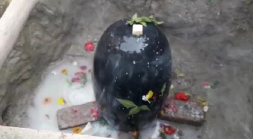 बहराइच इसे चमत्कार कहें या कुछ और जब एक किसान के खेत में निकला बिसाल शिव लिंग जिसे देखकर सभी रह गए दंग।।  रिपोर्ट :- पंकज कुमार सिंह।