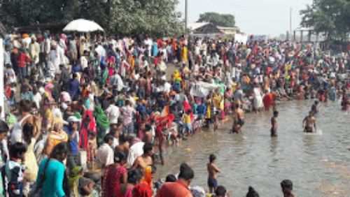 गोण्डा-कार्तिक पूर्णिमा के मौके पर अलग-अलग घाटों पर पांच लाख से अधिक श्रद्धालुओं ने स्नान कर मेले का आनंद उठाया। रिपोर्ट :- पंकज कुमार सिंह।