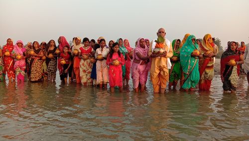 बहराइच कलश यात्रा में मंत्रमुग्ध हुए भक्त। रिपोर्ट :- पंकज कुमार सिंह।