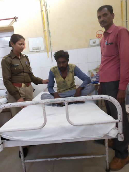 गोंडा वर्दी का फर्ज अदा कर महिला आरक्षी मीना ने बचाई रिक्शा चालक की जान। 