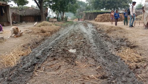 बहराइच भारत सरकार के स्वच्छ भारत अभियान की पोल खोल रही गुरदत्त सिंह गरेठी की सड़कें।  रिपोर्ट :- पंकज कुमार सिंह।।