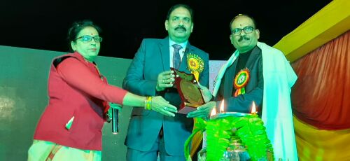   ■ बहराइच - लिटिल ऐंजल स्कूल का मनाया गया वार्षिकोत्सव,,,  ◆ कार्यक्रम के मुख्य अतिथि रहें एसपी सिटी अजय प्रताप सिंह ने दीप प्रज्वलित कर किया कार्यक्रम का 