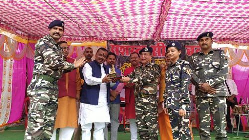बलरामपुर :- सशस्त्र सीमा बल नवी वाहिनी द्वारा आयोजित किया गया। सामाजिक जन कल्याण कार्यक्रम। रिपोर्ट :- पंकज कुमार सिंह।   