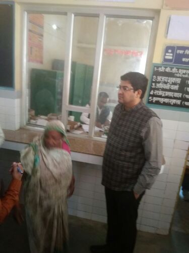 डीएम ने किया तहसील सदर व पयागपुर का आकस्मिक निरीक्षण।।।नसीम खान।।।