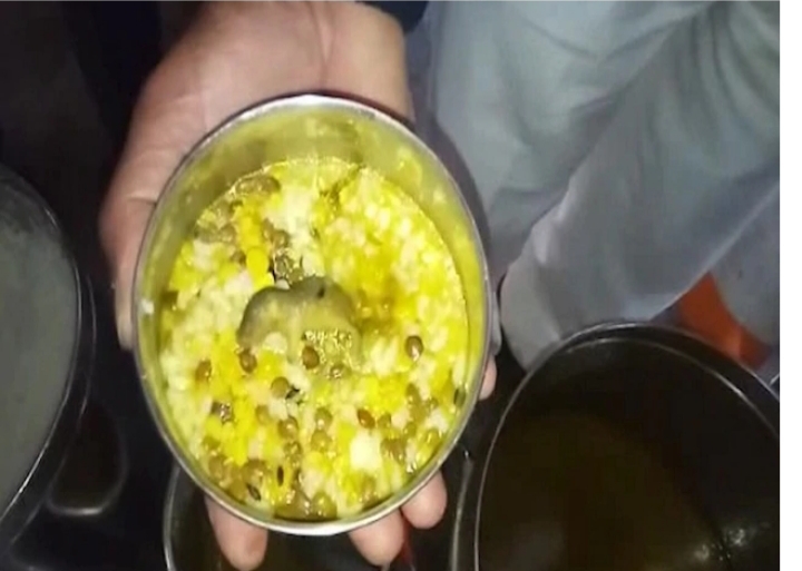 मिड डे मील में खाने के साथ पका दिया चूहा, 9 बच्चे बीमार, 