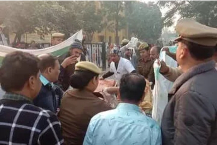जमानत पर छूटे रेप के आरोपियों ने पीड़िता पर केरोसीन छिड़क कर जिंदा जलाया