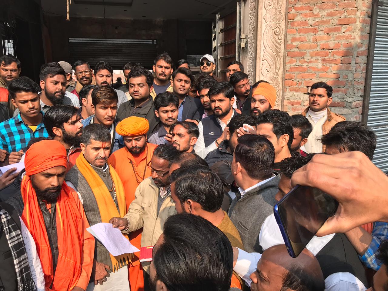 अमुवि छात्रों के विरोध में हिंदूवादियों का प्रदर्शन, कहा हम देंगे आजादी
