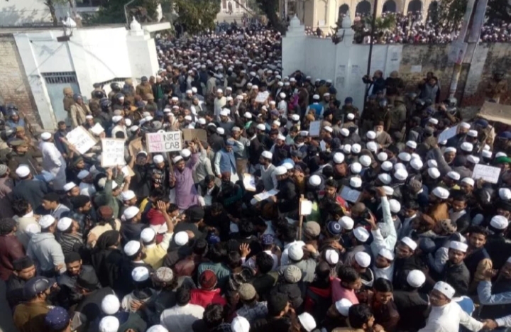 यूपी में धारा 144 लागू, जामिया-एएमयू के बाद अब लखनऊ में हिंसक प्रदर्शन