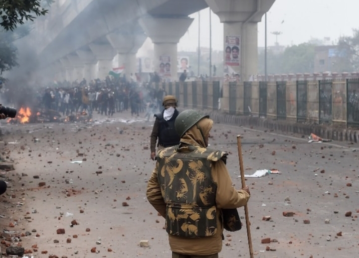 दिल्ली के सीलमपुर में भारी प्रदर्शन, पुलिस ने आंसू गैस के गोले छोड़े, 7 मेट्रो स्टेशन बंद किए गए
