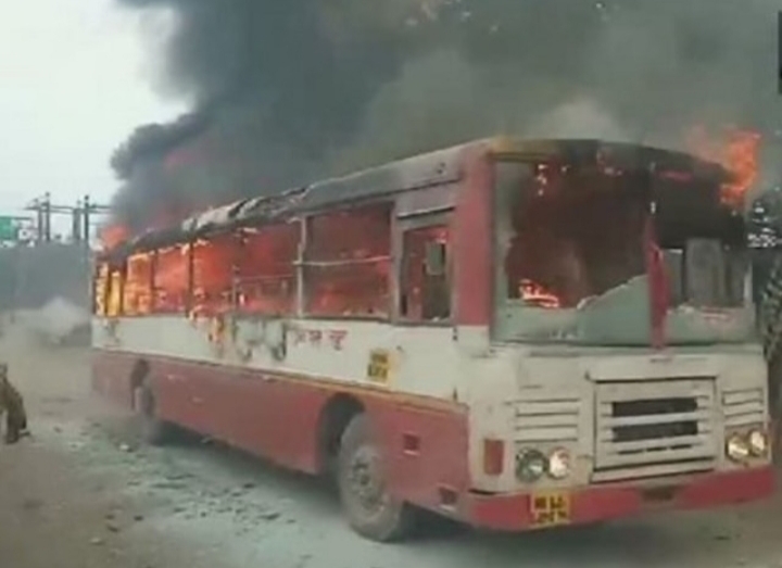 यूपी के संभल में प्रदर्शन के दौरान सरकारी बस में आग लगाई, इंटरनेट सर्विस बंद की गईं