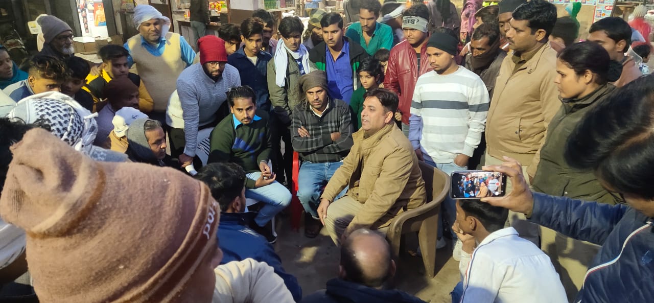 शांति व्यवस्था कायम रखने हेतु शहर में आमजन के साथ बैठक व पैदल गश्त*
