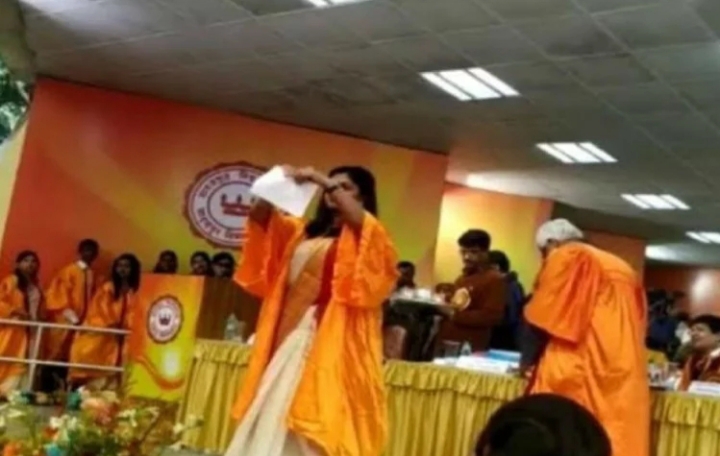 दीक्षांत समारोह में छात्रा ने डिग्री लेते समय नागरिकता कानून की प्रति फाड़ी