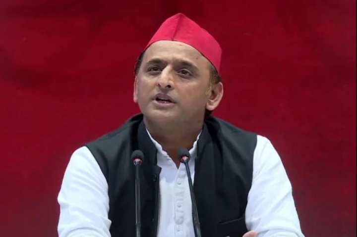राज्यपाल आनंदीबेन पटेल से मिले अखिलेश यादव, कानून-व्यवस्था को लेकर ज्ञापन सौंपा