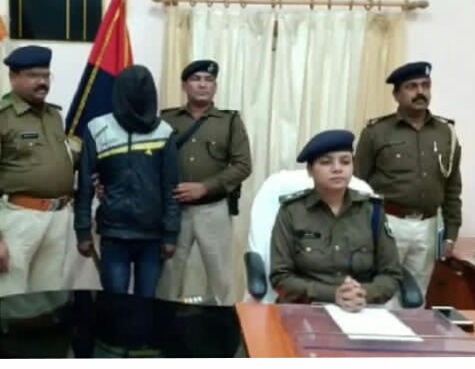 दस किलो की चरस के साथ पुलिस ने  एक तस्कर कोकिया रफ्तार 