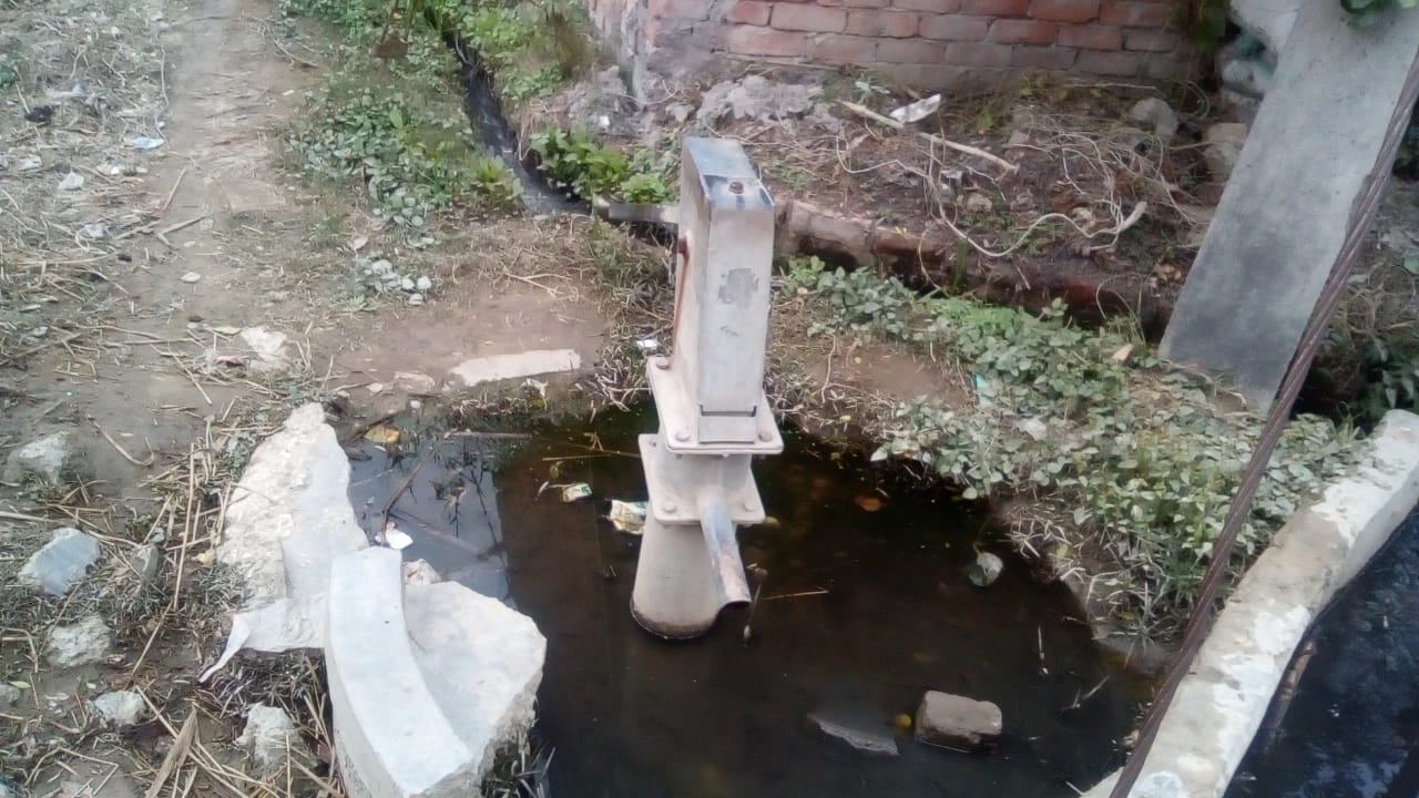  कीचड़ में लगे हुए हेडपंप गंदा पानी पीने में मजबूर राहगीर
