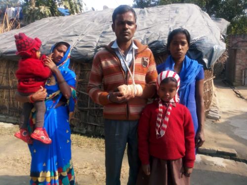 बहराइच पुलिस अधीक्षक की पुलिस बेलगाम चौकी इंचार्ज की थर्ड डिग्री से पीड़ित का टूटा हाथ। रिपोर्ट :- पंकज कुमार सिंह।