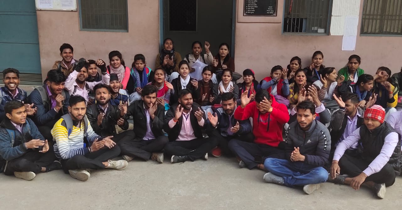 विद्यार्थी परिषद के कार्यकर्ताओं ने छात्र समस्याओं को लेकर किया धरना प्रदर्शन*