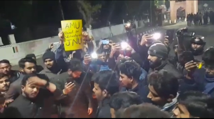 जेएनयू की चिंगारी एएमयू तक,विरोध में निकाला कैंडल मार्च