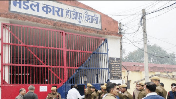 हाजीपुर जेल शूटआउट मामला…. सिपाही ने ही जेल के भीतर पहुंचाया था पिस्टल…हिरासत में लेकर की जा रही है पूछताछ