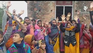 उपस्वास्थ्य स्थानांतरित कराने गए अधिकारियों को ग्रामीणों ने खदेड़ा,जमकर चले लाठी डंडे