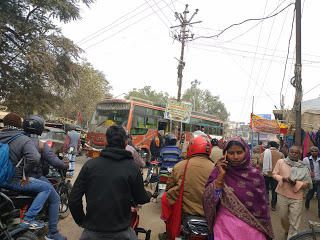 बेतिया समाहरणालय के मेन गेट पर लगा जाम, जिला पदाधिकारी ने संभाला मोर्चा।