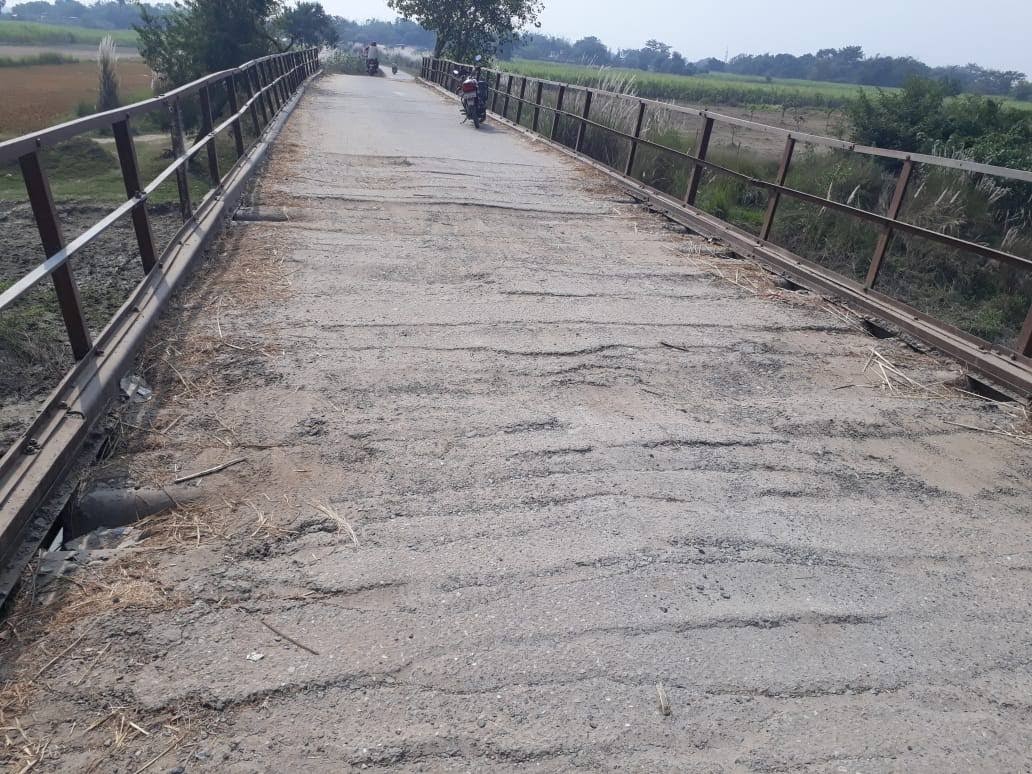 बगहा प्रखण्ड़ एक हरपुर व बरिअरवा गांव के बीच सिकरहना नदी पर बना स्कू्रपाइप पुल की जर्जरता लोगों के लिए परेशानी का सबब