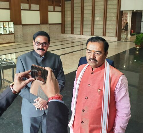 विधायक असलम राईनी ने उपमुख्यमंत्री जी से कहा कि जर्जर सड़क होने के कारण श्रावस्ती के विभिन्न मार्ग पर सड़क दुर्घटना से दर्जनों लोगों की मौत हो चुकी है,।