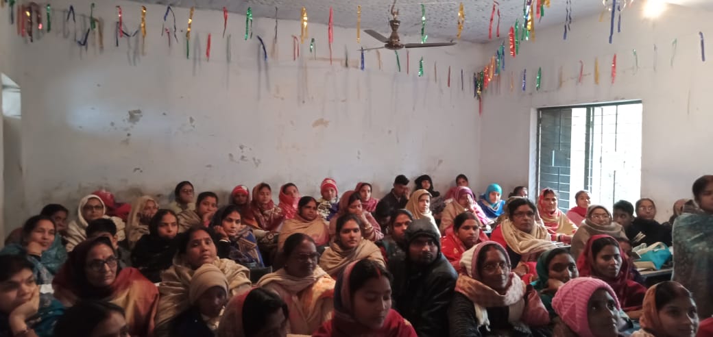 आंगनबाड़ी केंद्र के सेविकाओं को मोबाइल वितरण के पश्चात मोबाइल के जरिए कार्य करने का गुर सिखाया गया।