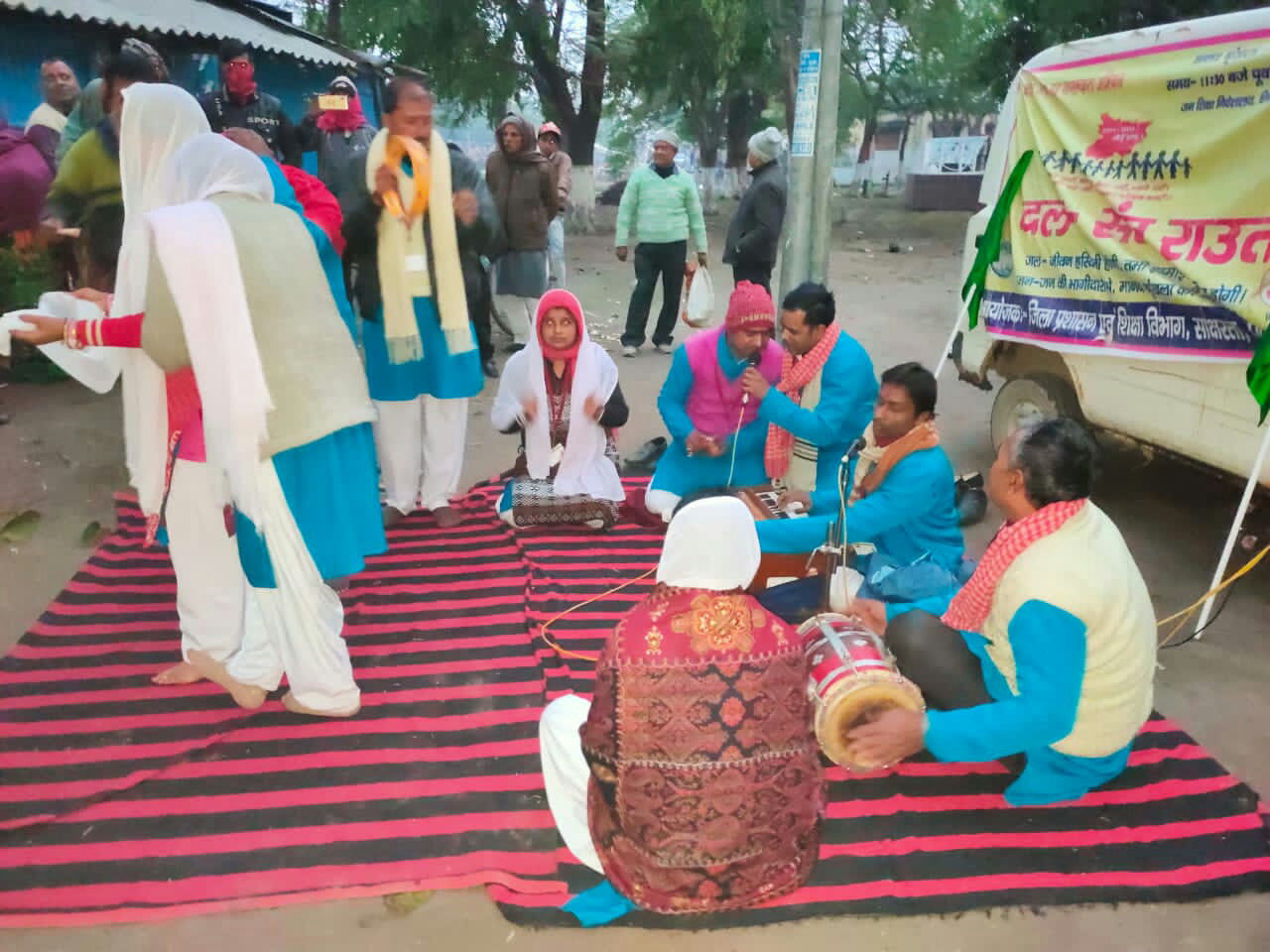 कला जत्था दल के कलाकारों ने बगहा प्रखंड 1 एवं 2 के कुल 49 पंचायतों में मानव श्रृंखला के प्रति लोगों को जागरूक करने का काम ससमय पूरा कर लिया।