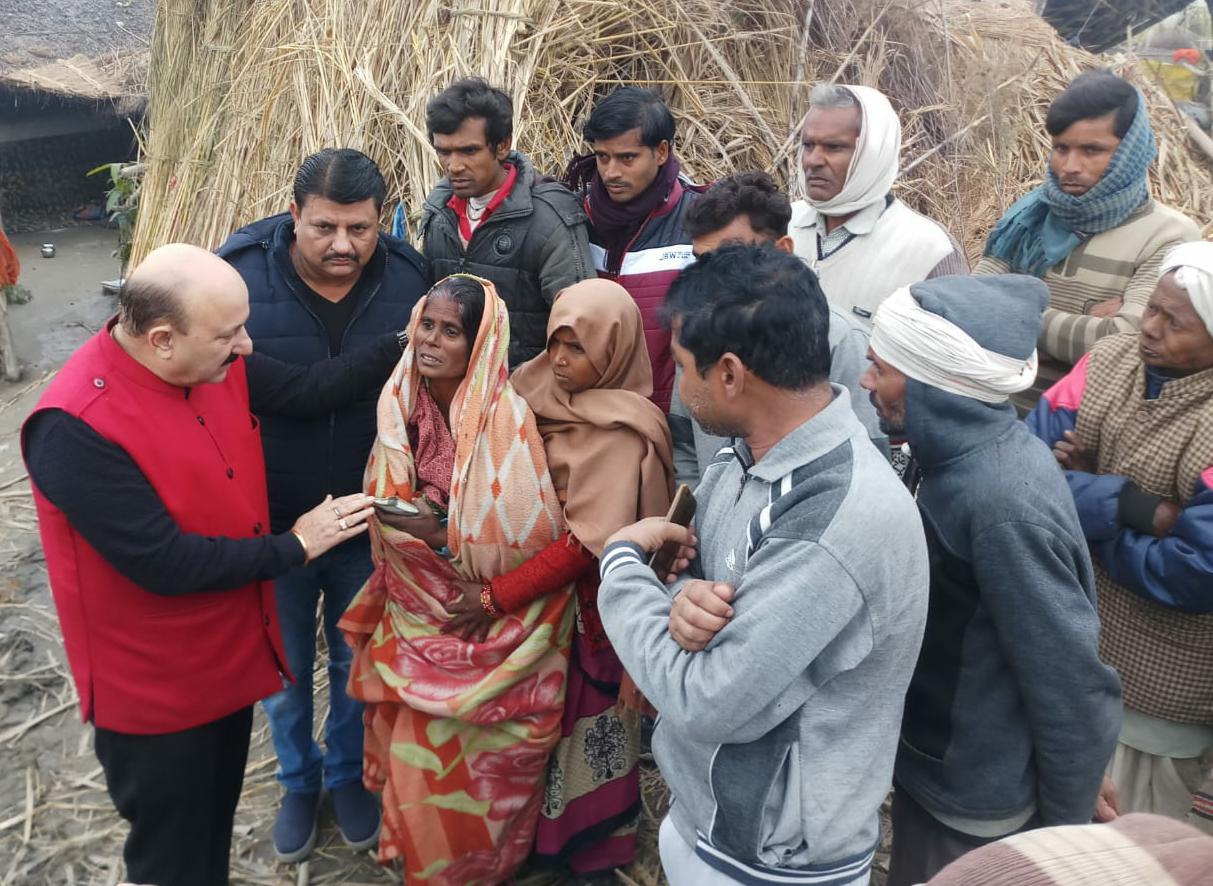 पलिया विधायक रोमी साहनी भीरा क्षेत्र के ग्राम बोझवा पहुंचे जहाँ बाघ मटरू मौर्या को खा गया था मृतक की पत्नी अनिता मौर्या को दी 20000 बीस हजार रुपए की आर्थिक स