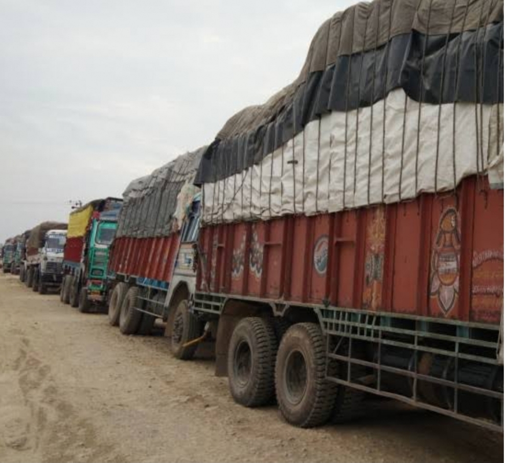गाड़ियों की लंबी कतार की वजह से आमलोगों को परेशानियों का करना पड़ रहा सामना