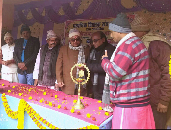 बगहा :- सेवानिवृत्ति शिक्षकों के सम्मान सह अभिनंदन समारोह का हुआ आयोजन।