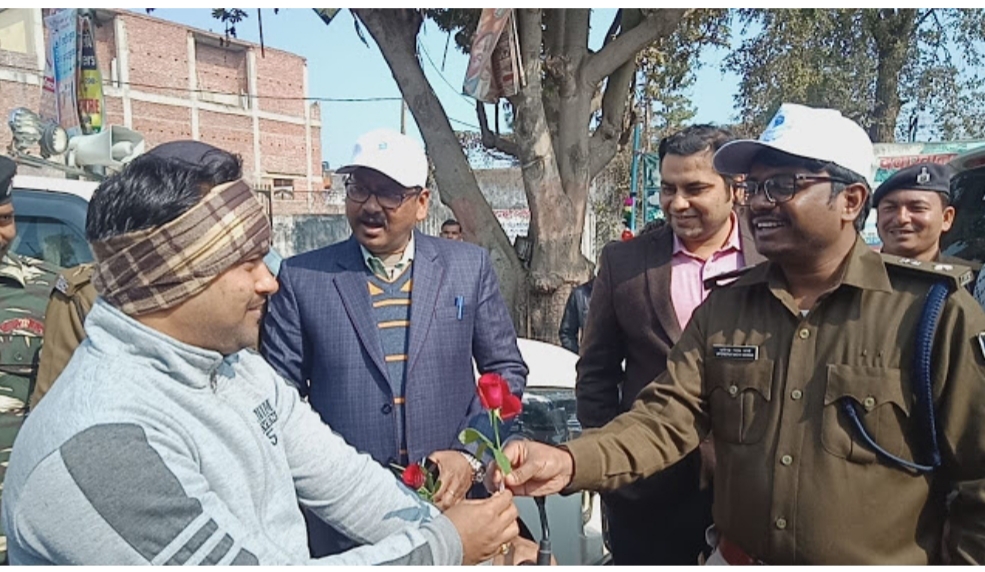 डीएम व एसपी ने बिना हेलमेट बाइक बाइक चालकों को दिए गुलाब के फूल, कहा सुरक्षा के नियमों का करें अनुपालन