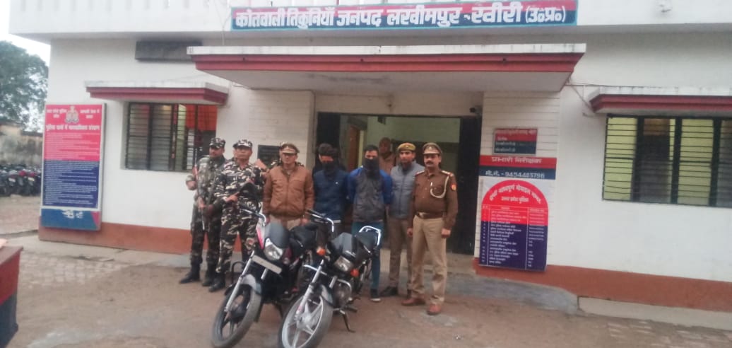 थाना तिकुनिया पुलिस द्वारा 02 शातिर वाहन चोरों सुनील व नरेश थारू को किया गया गिरफ्तार, चोरी की 02 मोटरसाइकिल बरामद