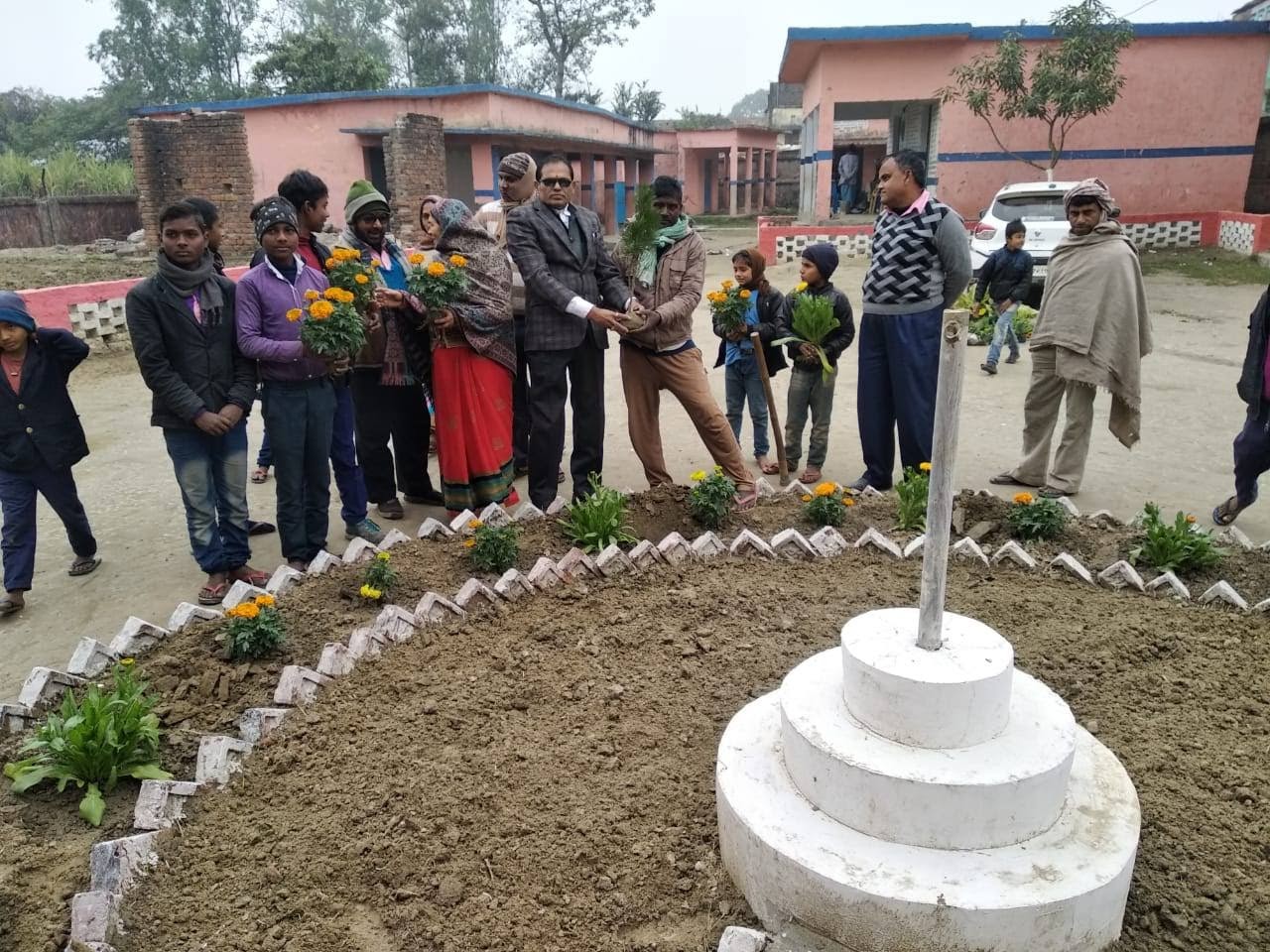 प्रधानाध्यापक वीरेन्द्र महतो के अध्यक्षता मे सोमवार को  जल जीवन हरियाली कार्यक्रम के तहत वृक्षारोपण  अभियान चलाया गया।  