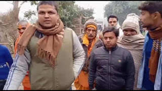 मानक विहीन सड़क निर्माण कार्य को लेकर ग्रामीणों में आक्रोश।