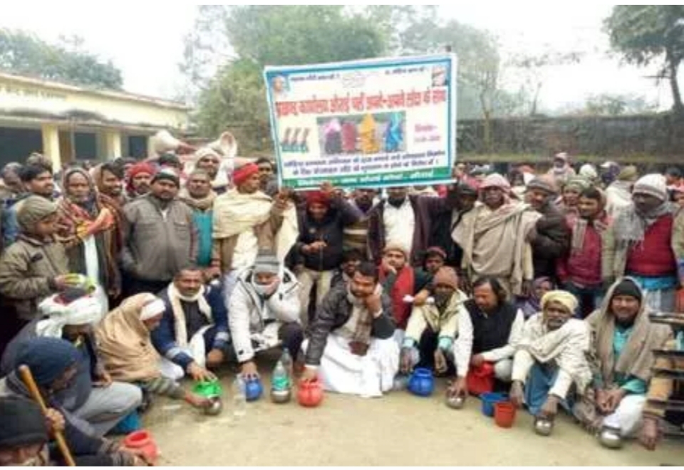 ग्रामीणों ने लोटा लेकर औराई प्रखंड कार्यालय में कमीशनखोरी के विरोध में प्रदर्शन किया.