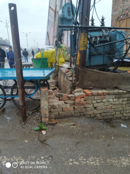 लखनऊ बहराइच हाईवे  पर रक्खे ट्रांसफार्मर के खंभे में करंट उतरने से कुत्ते की चिपक कर हुई मौत। 