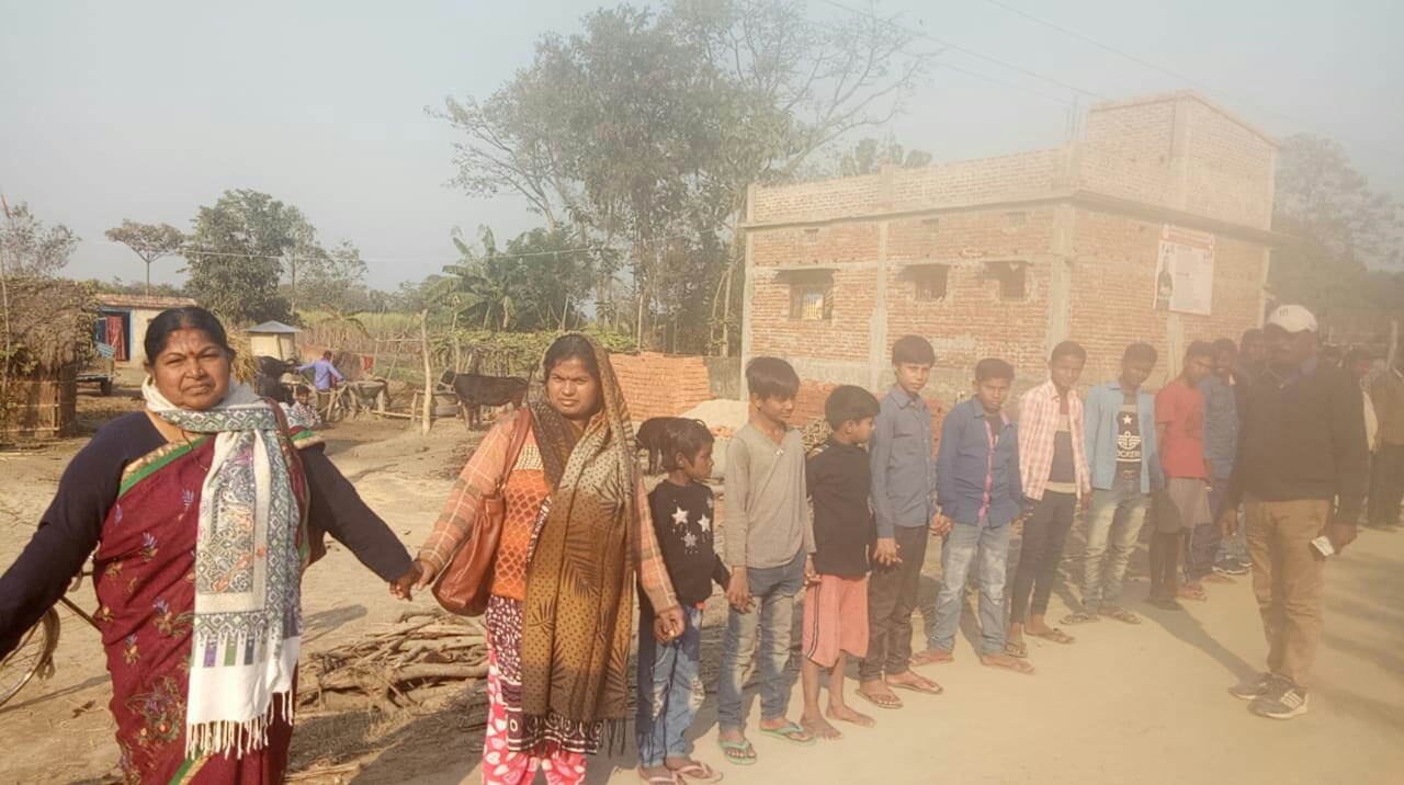 बगहा:-पंचायत बैरागी सोनबरसा में आगामी मानव श्रृंखला को लेकर किया गया अभ्यास । ।