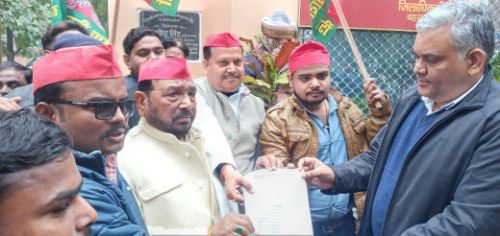 समाजवादी पार्टी के कार्यकर्ताओ ने सौंपा ग्यापन। 
