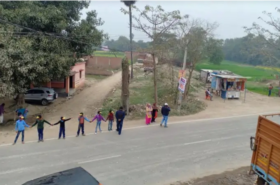 मानव श्रृंखला फ्लॉप, शिक्षकों की बेरुखी CM नीतीश को पड़ी महंगी, घर से नहीं निकले लोग