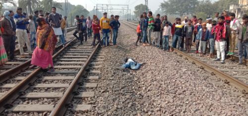 बहराइच जरवलरोड मोबाइल पर बात कर रहे छात्र की ट्रेन से कट कर मौत। रिपोर्ट :- पंकज कुमार सिंह।