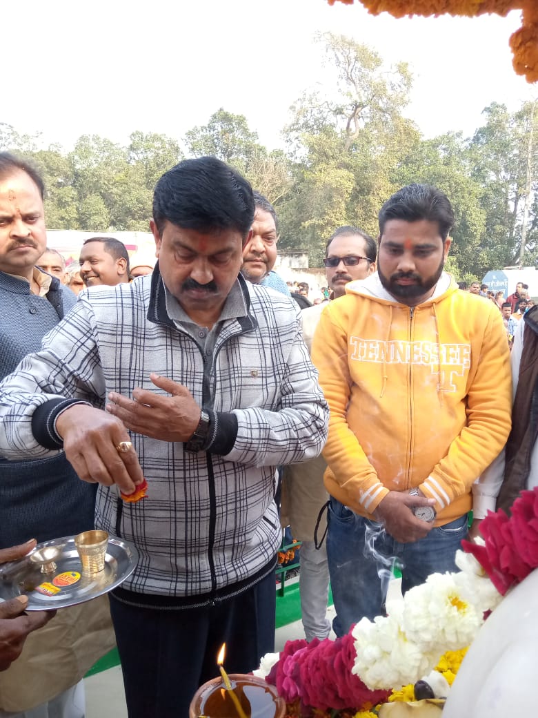 लोकप्रिय सांसद अजय मिश्रा टेनी जीने गुरु जी का पूजन एव वंदना किया वंदना किया उपरांत वर वधु जोड़े का आशीर्वाद