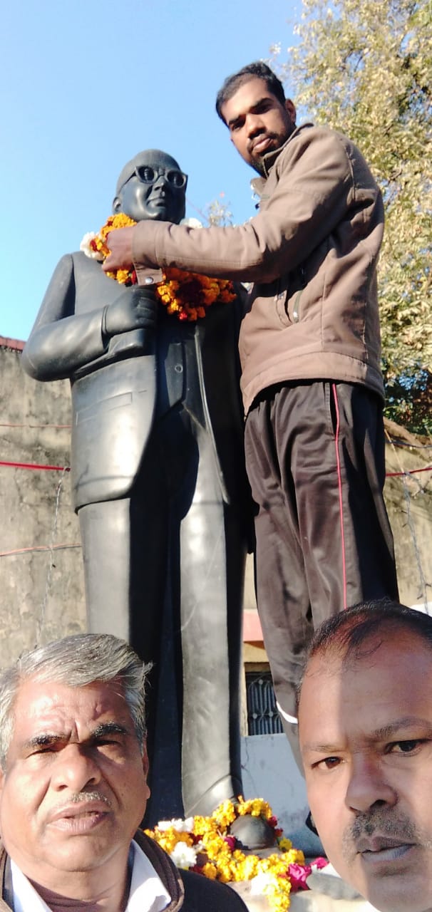 71वे गणतंत्र दिवस  के अवसर पर भीम सेना  द्वारा स्थान_ अंबेडकर सर्कल गंगापुर  बाबा साहब डॉ भीमराव अंबेडकर को माला पहनाकर एवं उनके चरणों में पुष्प अर्पित 