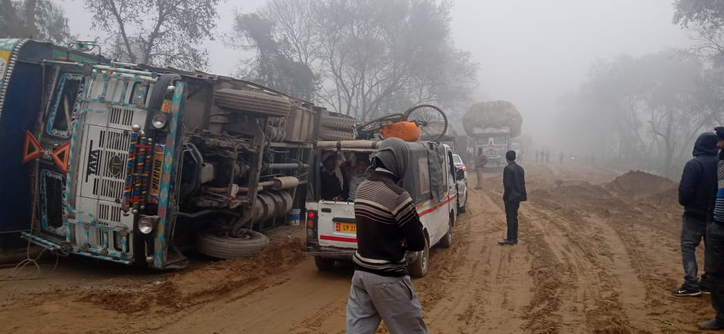 दून स्कूल के पास पलटा ट्रक हुआ हादसा