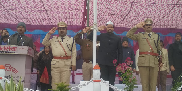 गणतंत्र दिवस के अवसर पर बगहा अनुमंडल के मैदान में एसडीएम ने फहराया तिरंगा
